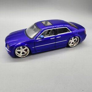Chrysler 300C HEMI 1:24 Diecast Model Car, Blue Jade Toys Lowrider Custom Wheels